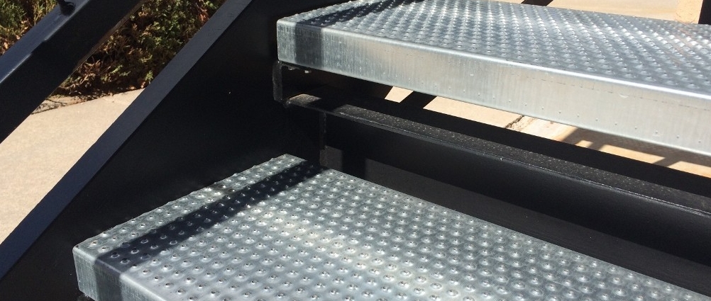 Non-slip punching plate